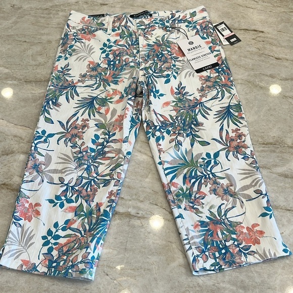 NEW Bandolino Mandie Cropped Capri Jeans Tropic Retreat Pink Blue Floral Size 10 - Picture 1 of 11